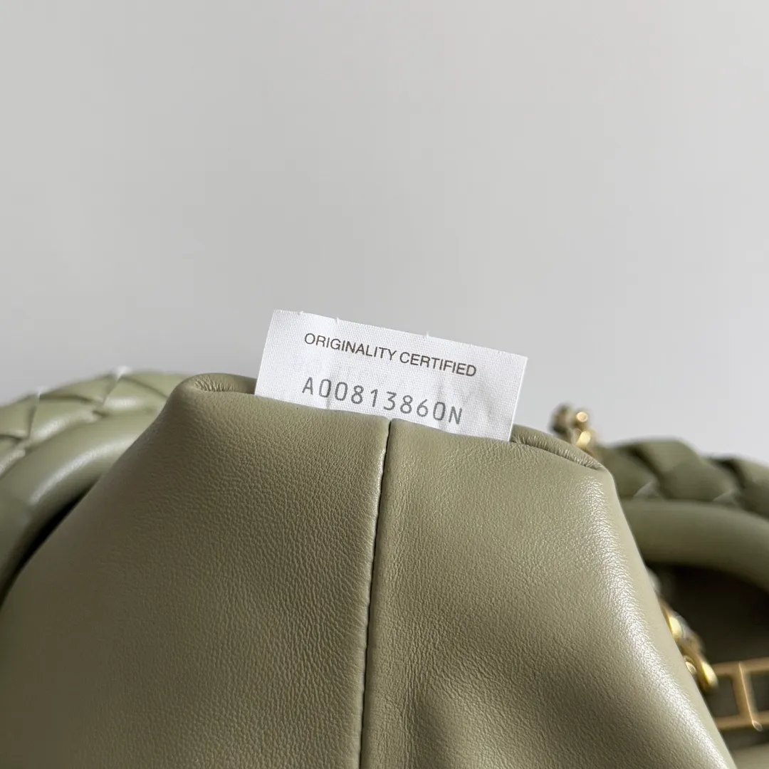 Batch 1880 BOTTEGA VENETA LAUREN 1980 small clutch bag is new! The small size that many people squat on is finally here. The self-adjustable zipper is a highlight of this bag. After being removed, it can be used as a handbag for important occasions. One bag unlocks two carrying methods at the same time. It is practical and has a unique sense of structure and beautiful lines. It is more elegant than a small cloud. It is a tribute to the classics and the pursuit of modernity. Style number: 804038 Size: 27*15*8cm